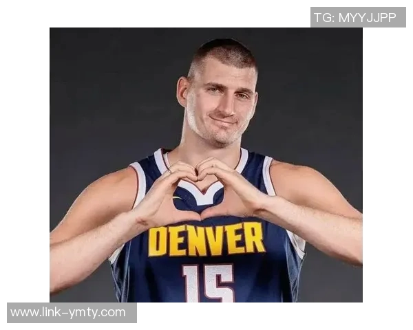 约基奇半场因膝伤退赛明日将接受检查全场14投9中贡献21分5篮板8助攻